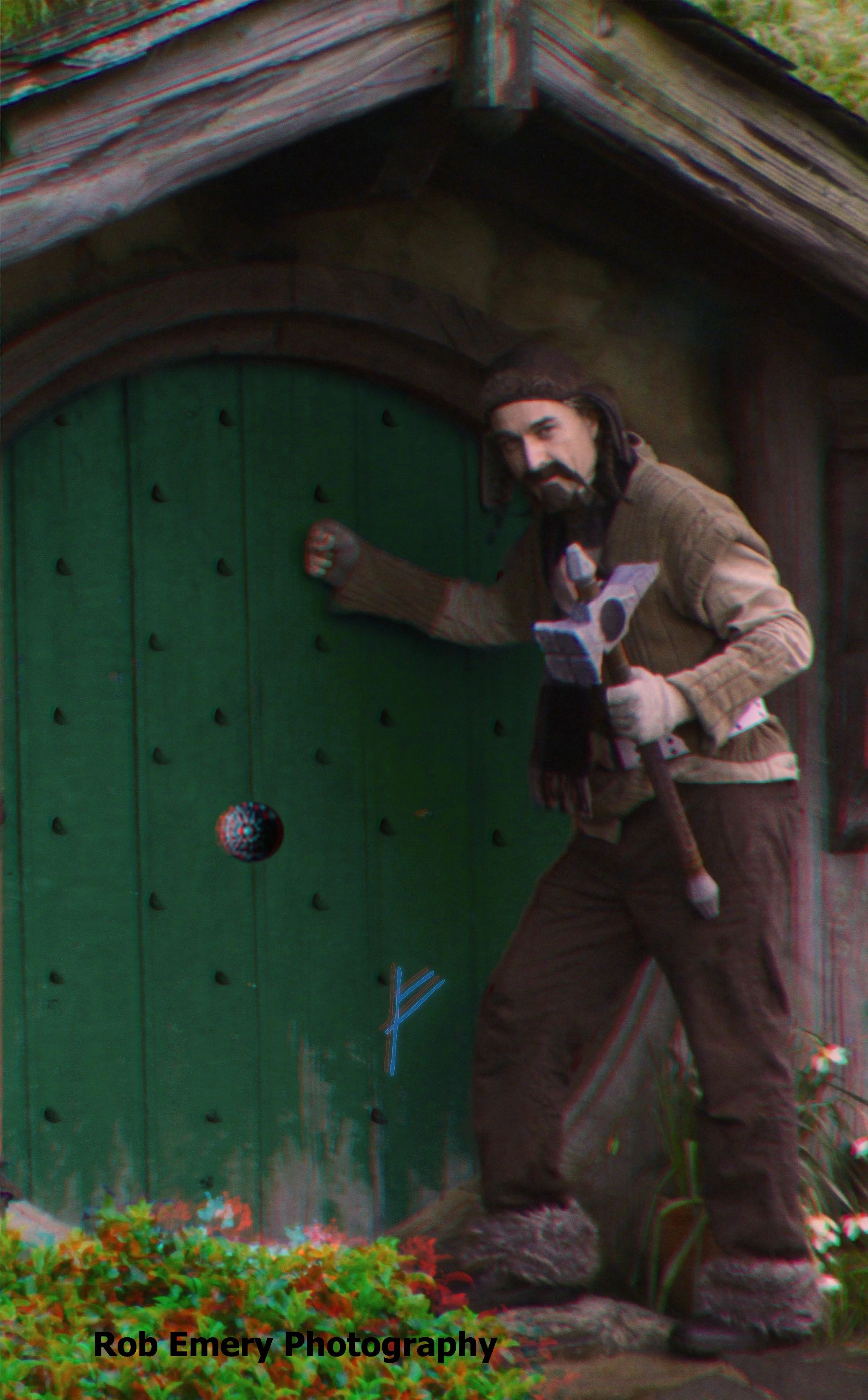 Bofur knocking at Bilbo's Door